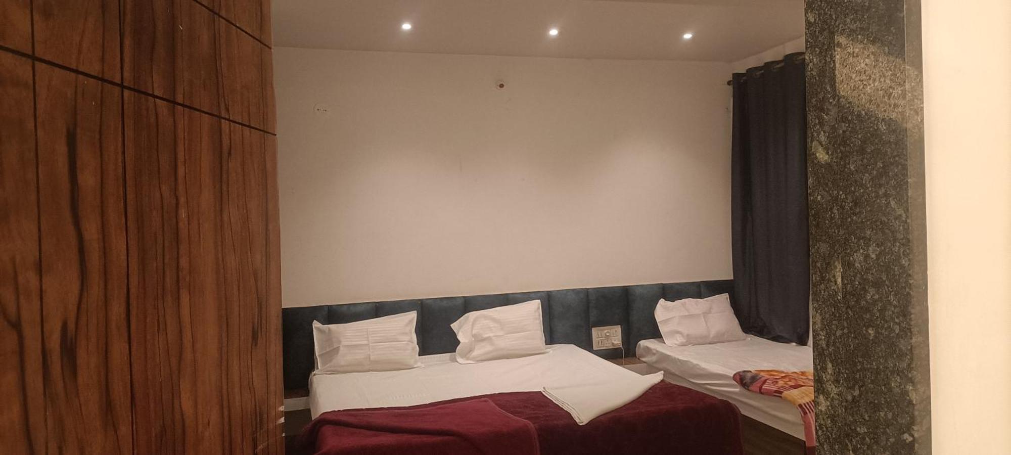 Maharaja Guest House Nashikkar Akalkot Eksteriør billede