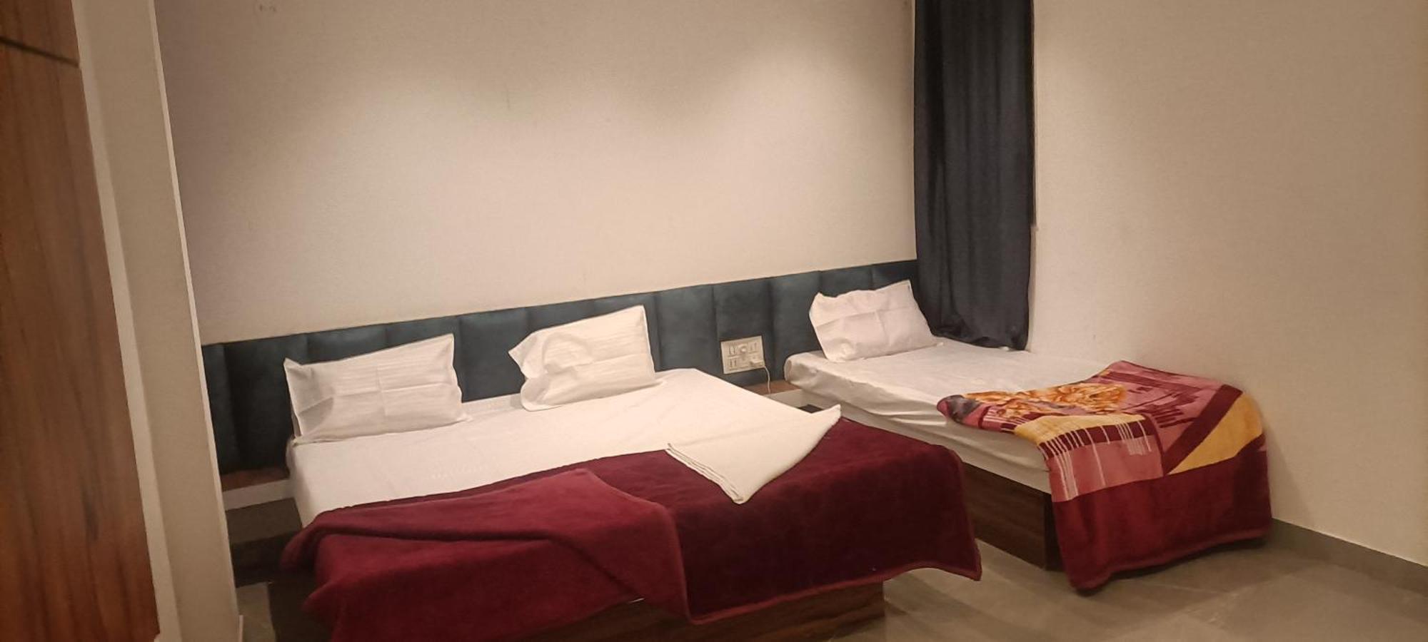 Maharaja Guest House Nashikkar Akalkot Eksteriør billede
