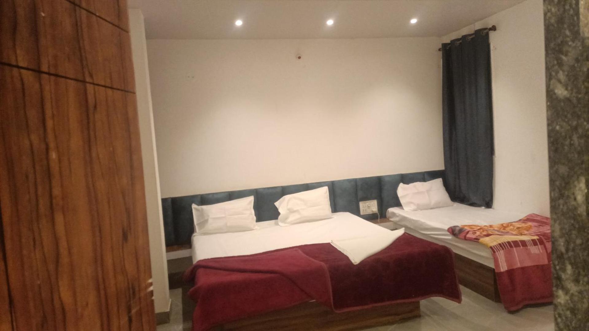 Maharaja Guest House Nashikkar Akalkot Eksteriør billede